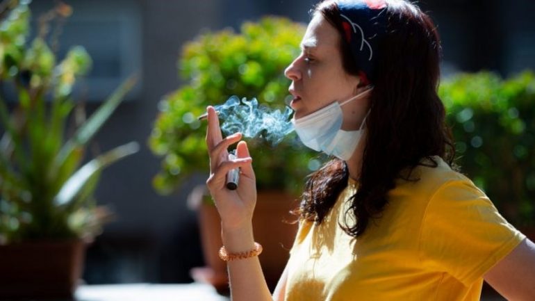“Business Insider”: Një në tre të rinj janë më të ekspozuar ndaj COVID-19, duhanpirja një nga shkaktarët!