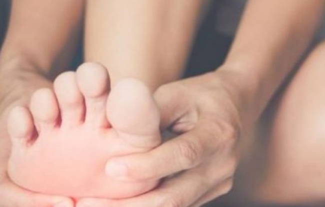 Pse duhet t’i masazhoni këmbët çdo natë para gjumit