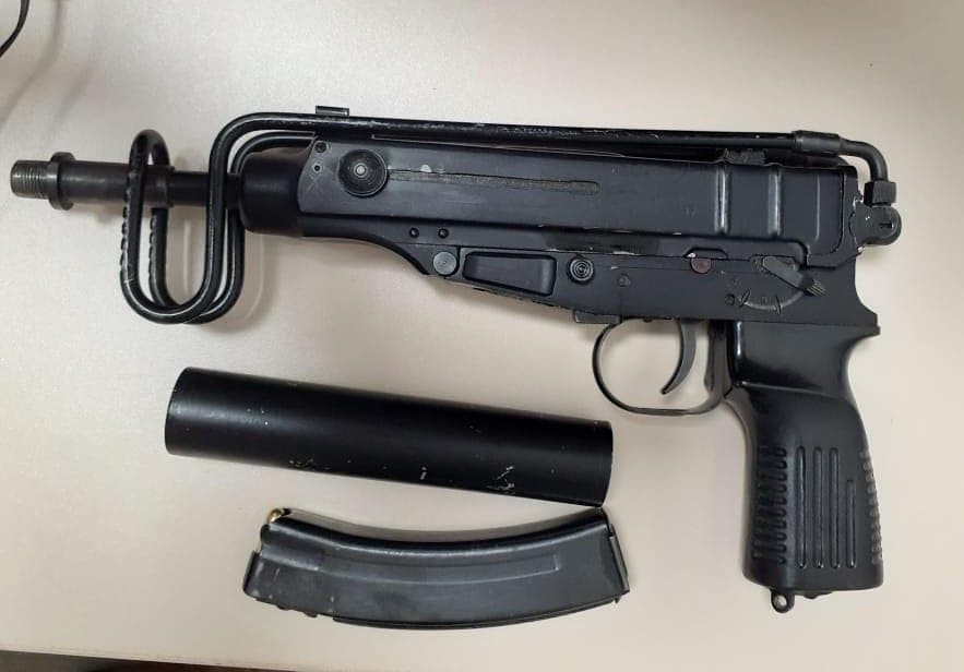 Me automatik me silenciator, arrestohet vrasësi me pagesë. Policia: Dyshohet se do kryente një krim