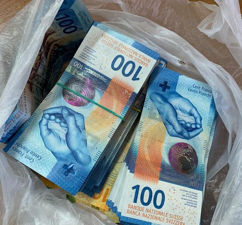 Policia gjen mbi 77 mijë franga zvicerane të fshehura në çantën e 27-vjeçares, në pranga dy persona (EMRAT)