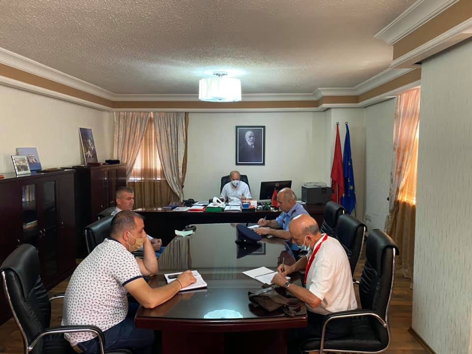 Prefekti i qarkut Durrës, takim për infrastrukturën dhe sinjalistikën gjatë sezonit turistik