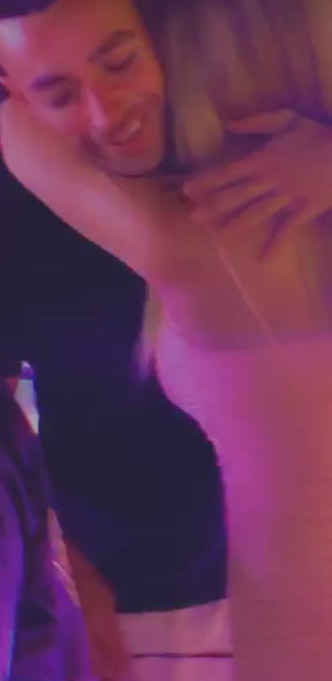 Stresi në krahët e modeles së njohur