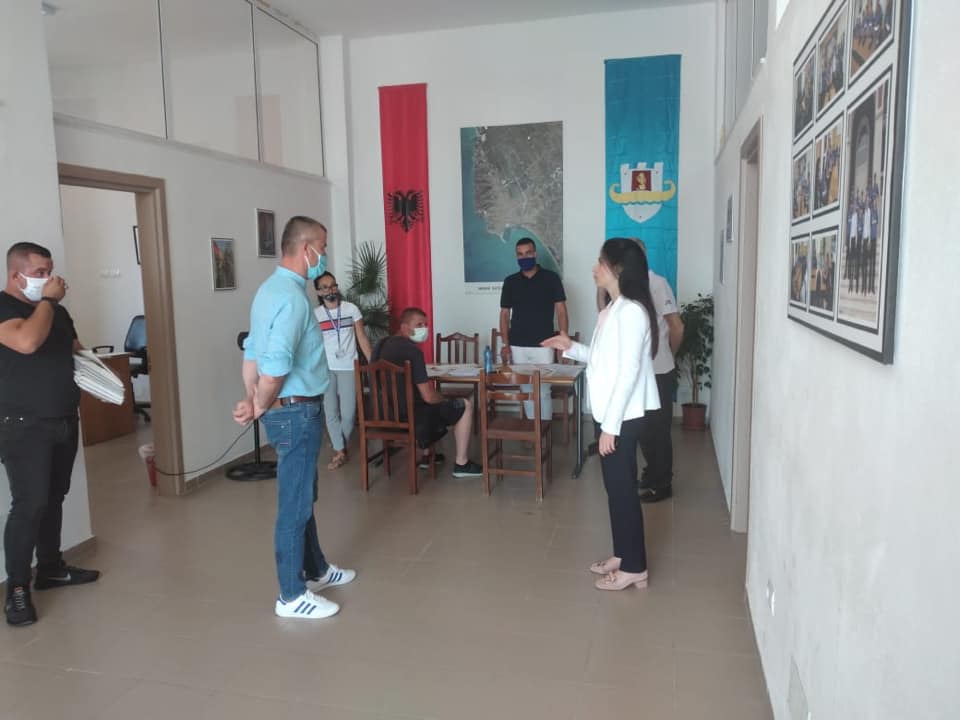 Kryebashkiakja e Durrësit inspekton procesin e nënshkrimit të kontratave për grantin