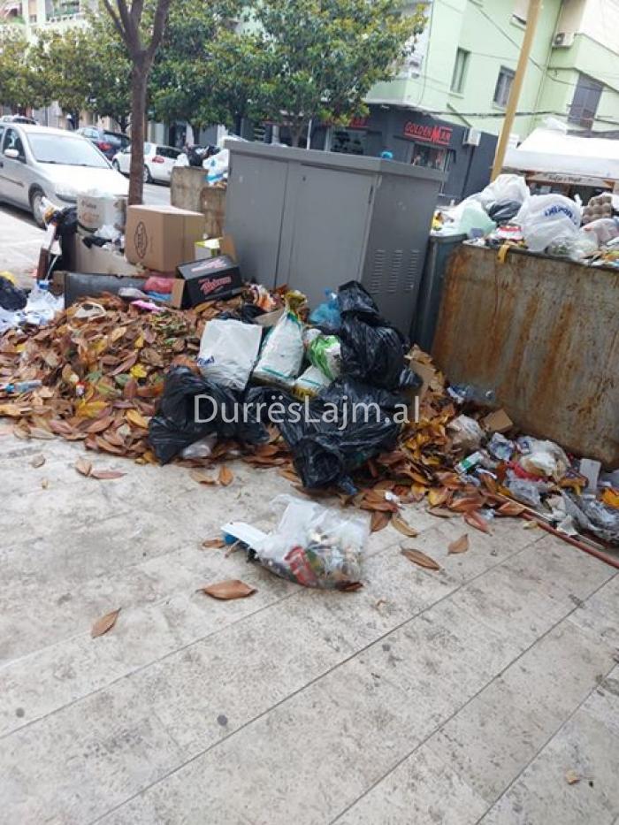 Mbeturinat urbane në qendër të Durrësit shqetësojnë qytetarët