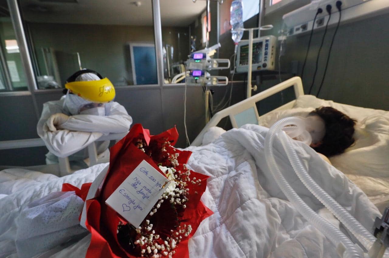 “E shtrenjta jonë”, gruaja e intubuar në luftë për jetë, fëmijët i dërgojnë lule në spital për ditëlindje