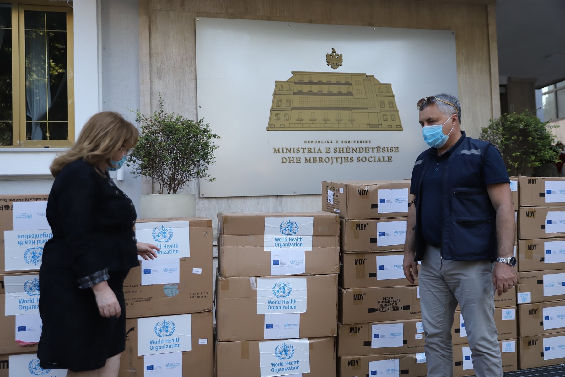 Zyra e OBSH në Shqipëri dhuron mjete mbrojtëse për stafet mjekësore