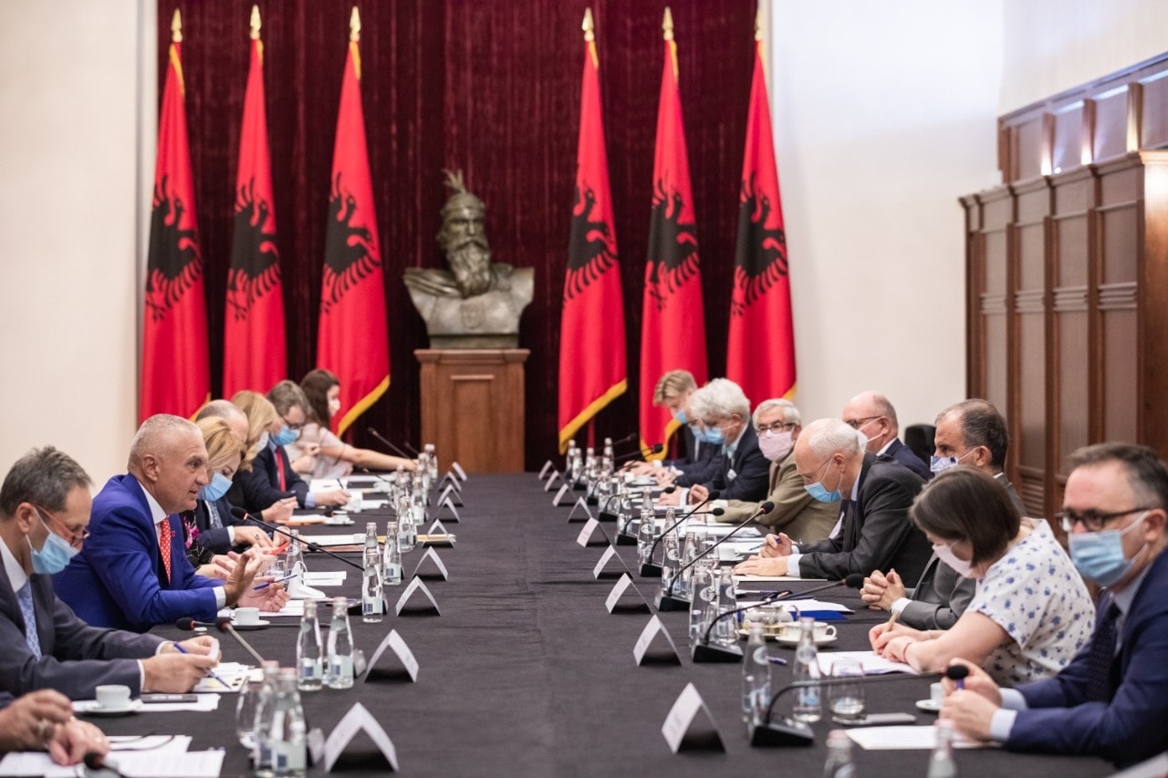 Meta takon ambasadorët e vendeve të BE-së: Çdo prekje e njëanshme e Kushtetutës…