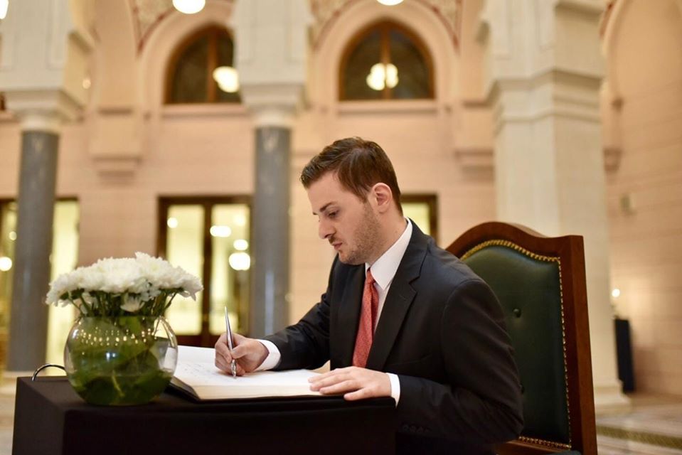 Ministri Gent Cakaj i dërgon letër kompanisë Apple: Vendosni Kosovën në hartë