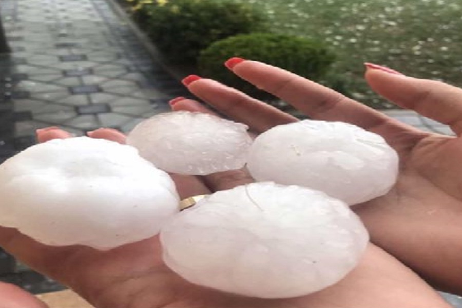 Pas temperaturave të larta, bie breshër sa një top tenisi