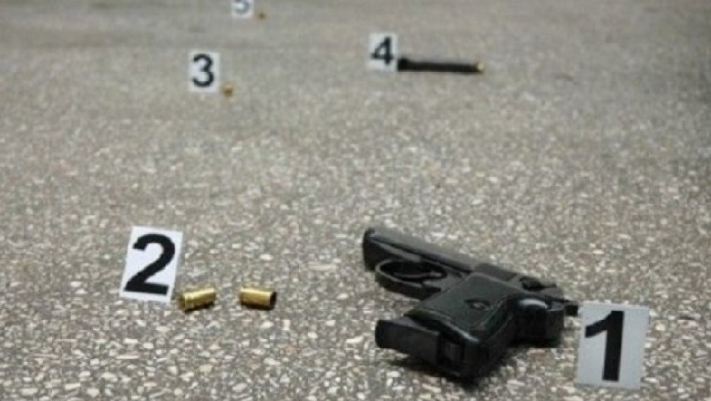 Plagosi me armë të riun para një lokali, shpallet në kërkim autori