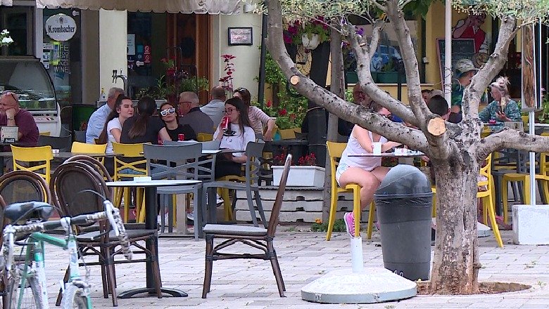 Burrat kryefamiljarë shpenzojnë për bare dhe restorante, gratë investojnë te banesa