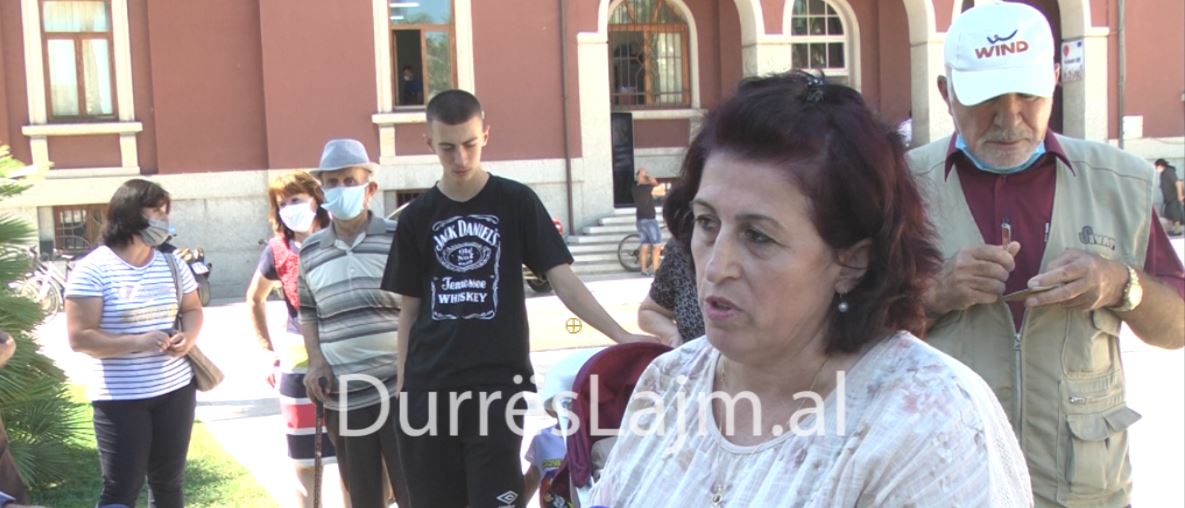 Banorët e pallatit të “Baronsit” kërkojnë rindërtimin në po të njëjtin truall: S’jemi dakord me vendimin e Ramës (VIDEO)