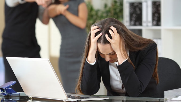 Ish-shefi ia bëri jetën “ferr” pasi e refuzoi, 25-vjeçarja fiton 40 mijë euro dëmshpërblim