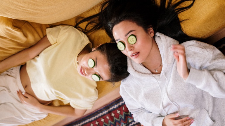 Si të mbroni lëkurën nga “plakja” në verë