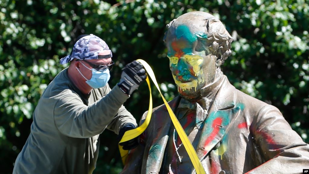 SHBA feston pavarësinë mes vrullit për të hequr simbolet e trashëgimisë pro-skllavërisë