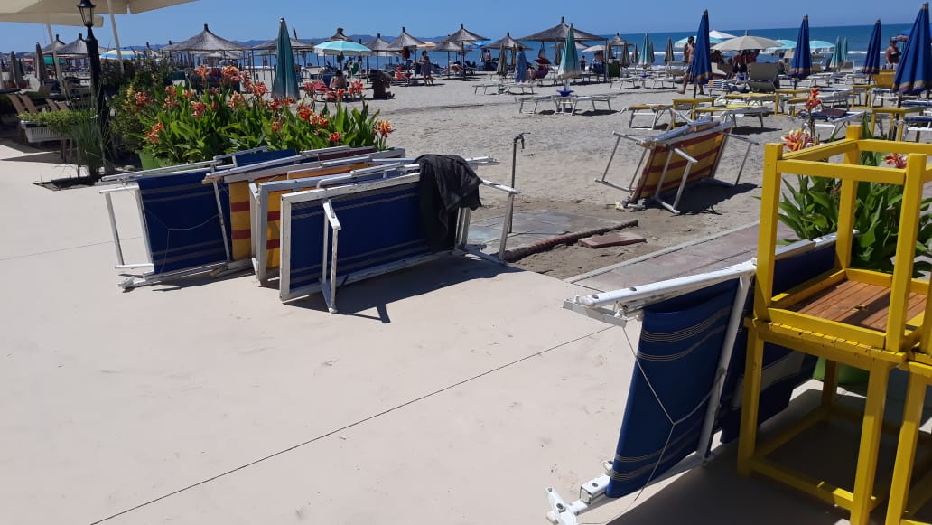 Vendosi shezlongë pa leje te Shkëmbi i Kavajës, procedohet penalisht pronari