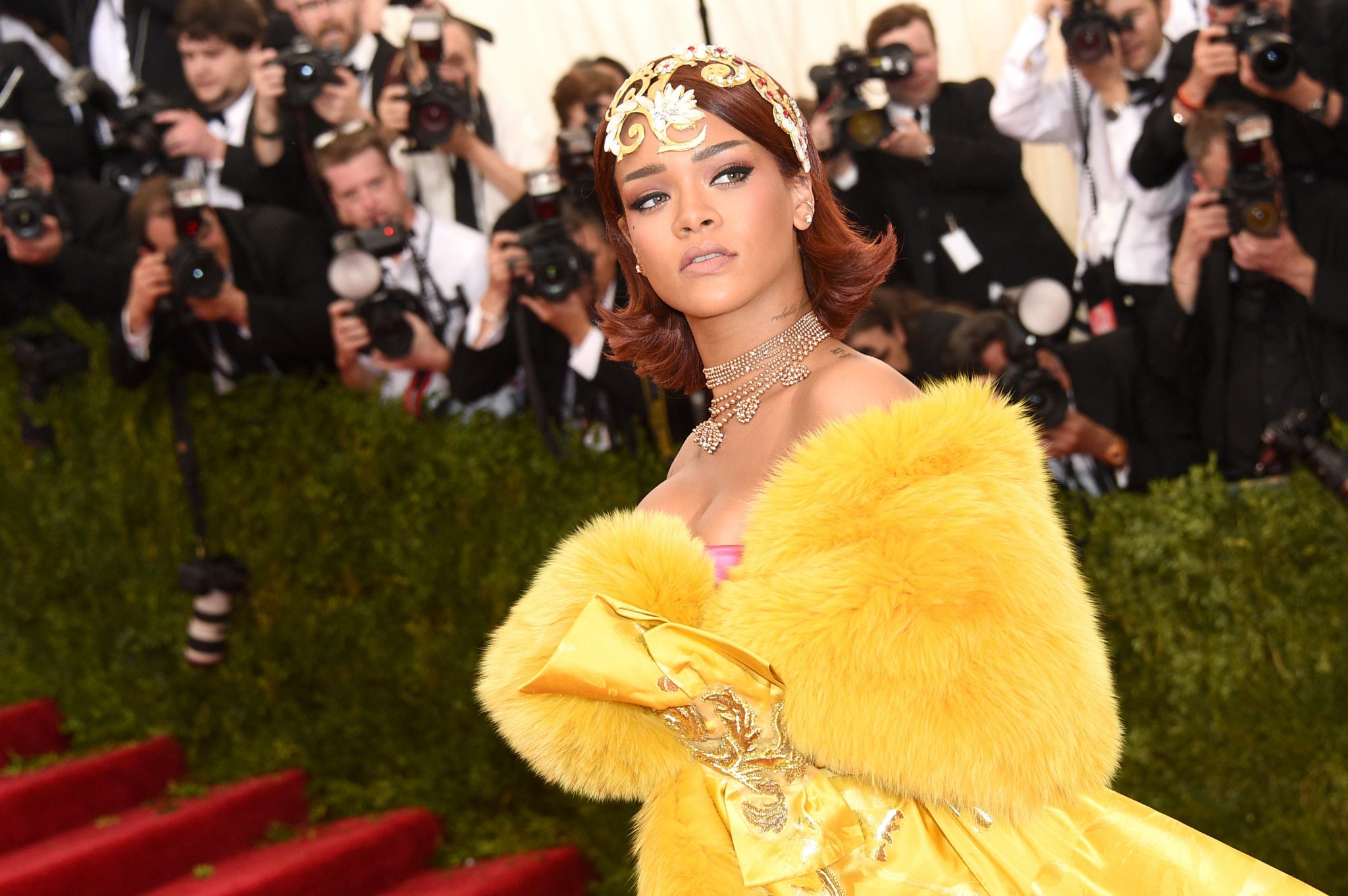 Rihanna flet për veshjen e saj në “Met Gala”: Kisha frikë aq shumë sa të dilja nga ajo makinë…