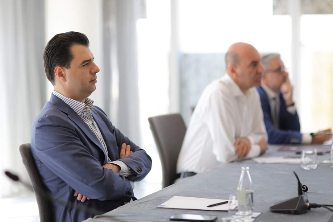 Basha: Operatorët turistikë dhe hoteleritë drejt mbylljes, qeveria zero strategji mbështetëse