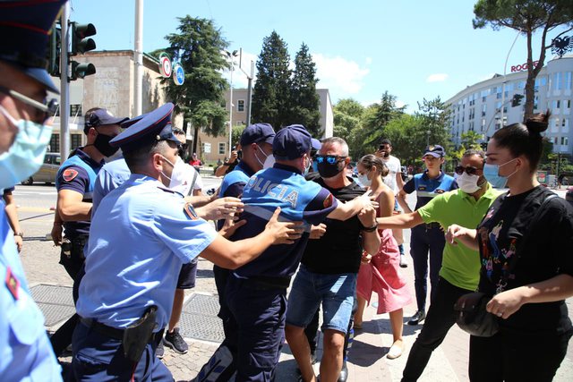 Tension te kryeministria/ Protestuesit përplasen me policinë, disa të shoqëruar me forcë