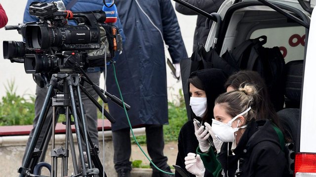 Covid-19 po dëmton shëndetin mendor të gazetarëve