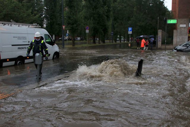 Çmenduritë e motit, stuhia përmbyt Milanon