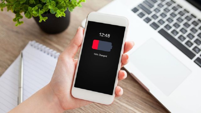 Del bateria që mban telefonin të karikuar për 5 ditë