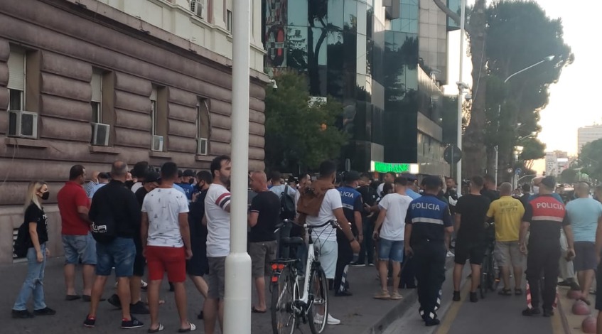 Protesta e artistëve para Kryeministrisë, procedohen 12 persona si organizatorë