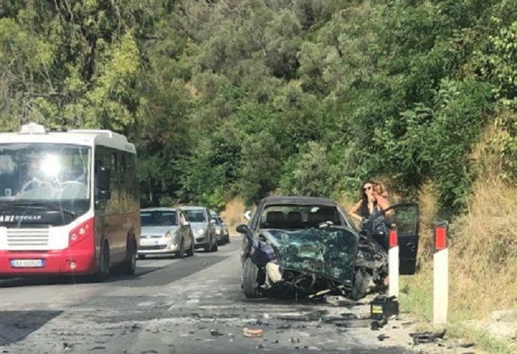 Makina përplaset me autobusin e udhëtarëve në Fier-Levan, krijohen radhë të gjata trafiku