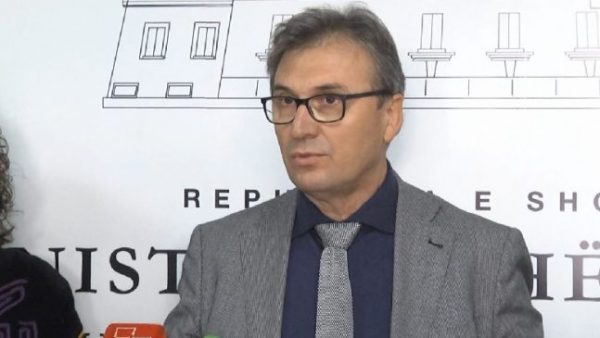 Skënder Brataj jep alarmin: Në 24 orët e fundit janë shtruar 16 pacientë në dy spitalet Covid