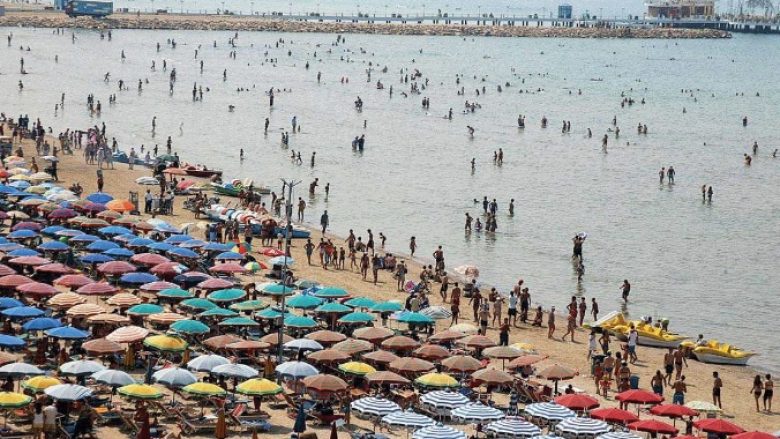 Polakët “rikthehen” në Shqipëri, agjencitë turistike nisin ofertat për paketa pas 15 korrikut