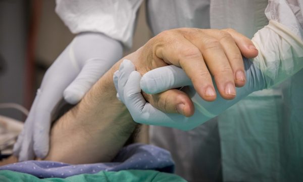 8 të vdekur dhe 220 raste të reja me COVID-19 në Kosovë