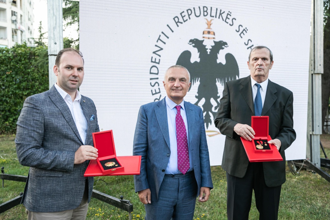 Meta dekoron basketbollistët e shquar shqiptarë, Luan Shatku dhe Agim Lahi