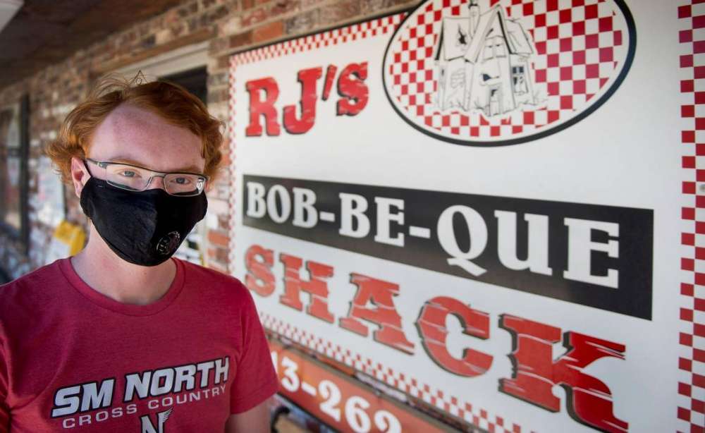 Pronari i restorantit i kërkon të vendosë maskën, klienti i drejton armën