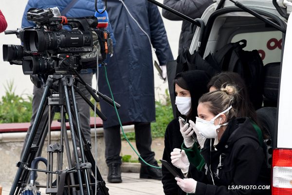“Shpërndarje paniku”: Policia përndoqi gazetarët pas tërmetit dhe COVID-19