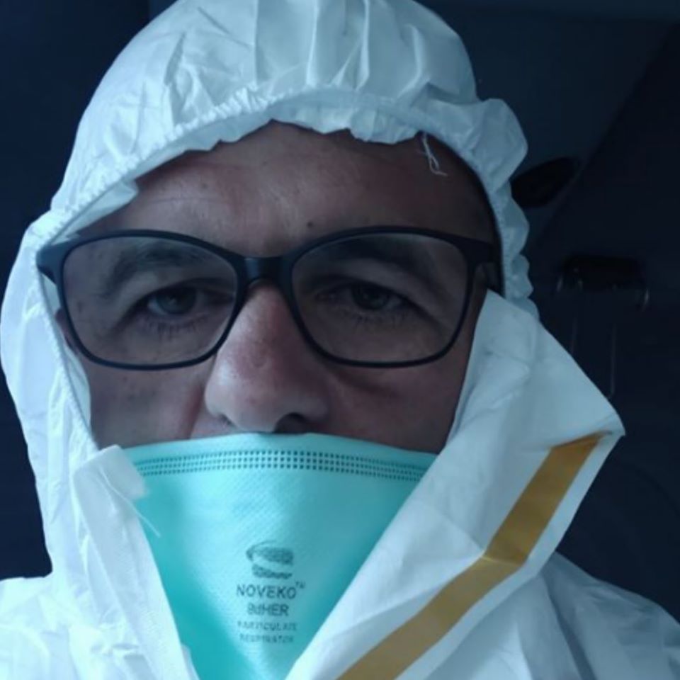 E kritikoi për maskën, mjeku i përgjigjet Braçes: Përkundër atyre që japin mend nëpër TV, unë punoj!