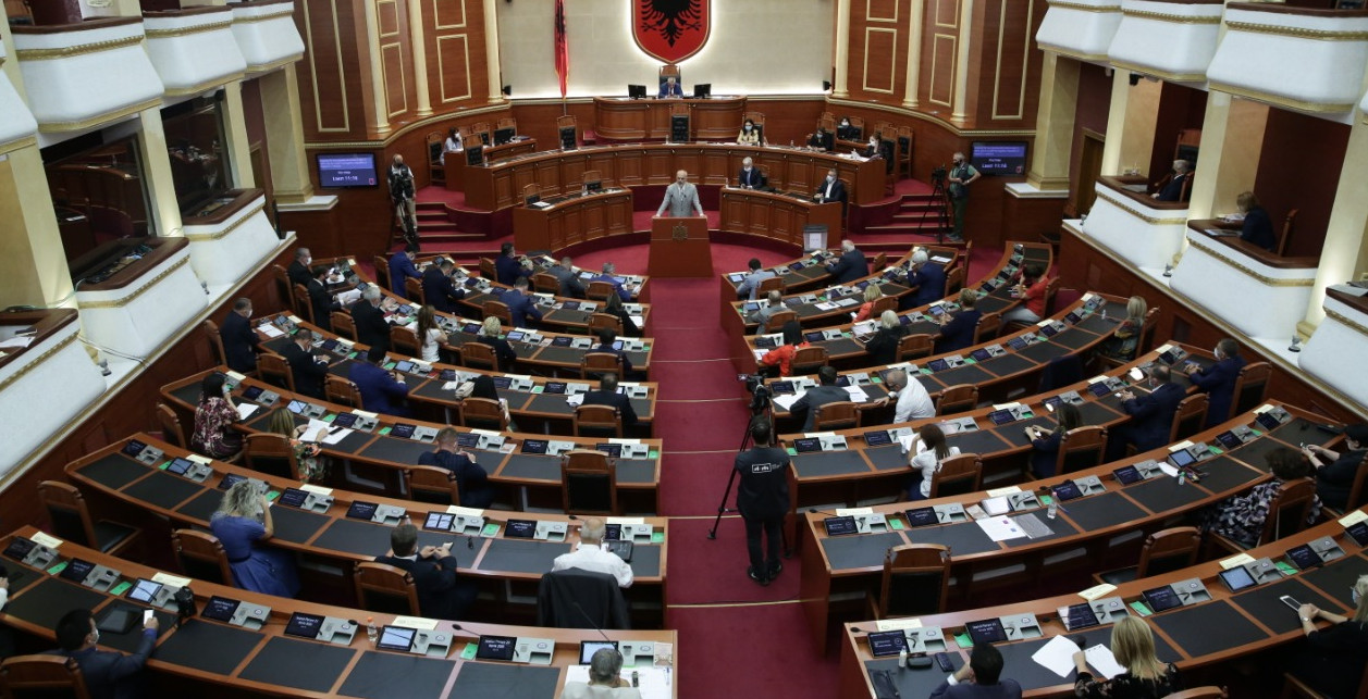 EMRAT/ Kush janë deputetët që votuan kundër ndryshimeve kushtetuese