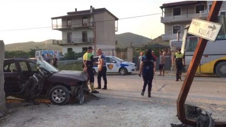 Aksident i rëndë, automjeti përplaset me shtyllën dhe murin e një shtëpie. Dy të rinj të plagosur