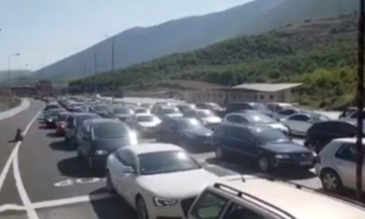 COVID-i nuk tremb kosovarët, në 2 orë hyjnë 8 mijë qytetarë në Morinë