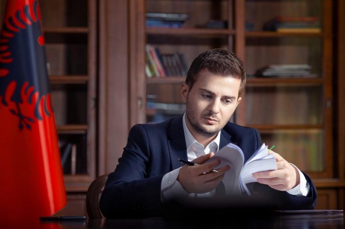 Ministri Cakaj shkarkon konsullin shqiptar në Bari