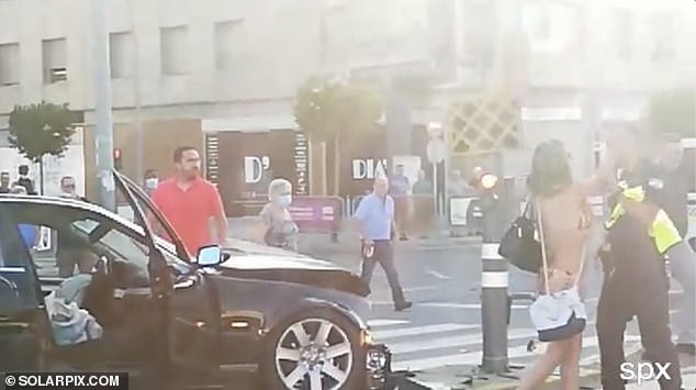 Gruaja përplas me makinë automjetet e tjera, më pas nis të kërcejë dhe zihet me policët (FOTO & VIDEO)