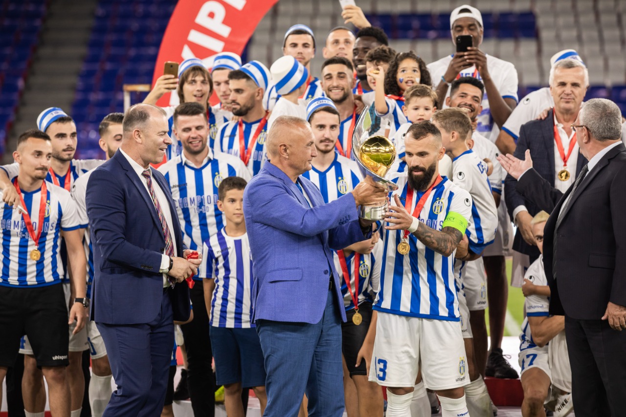 Presidenti Meta i dorëzon kupën e titullit kampion, KF Tiranës