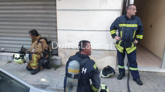FOTOLAJM/ Zjarrfikësit në luftë me flakët në apartamentin në Durrës