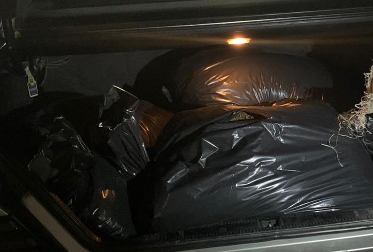 Kapen 41 kg drogë, në pranga transportuesi, në kërkim pronari i mjetit