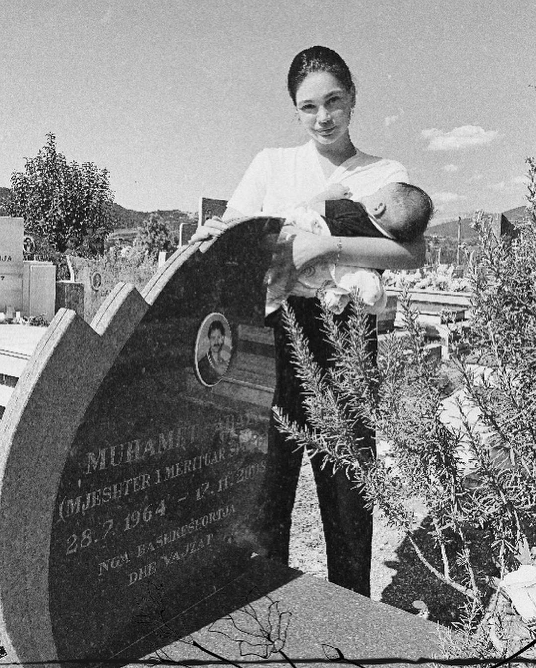 Me djalin në krah te varri, Almeda Abazi kujton të atin e ndjerë në ditën e tij të lindjes