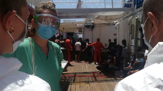 Emergjencë në anijen me 180 emigrantë, kërkon port për ankorim