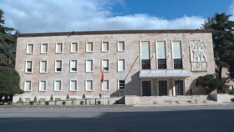 30-vjeçari tenton të vetëdigjet para Kryeministrisë, Policia ndërhyn dhe e shpëton