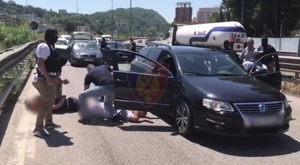 Durrës, kapen me 20 kg marijuanë në makinë, arrestohen në flagrancë 5 persona (VIDEO)