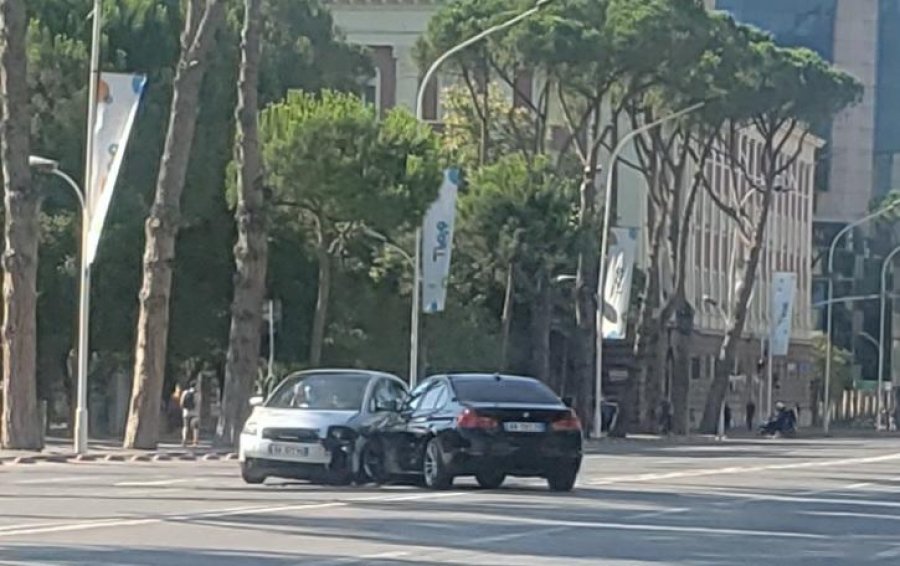 Aksident në bulevardin qendror të Tiranës, plagosen 3 persona