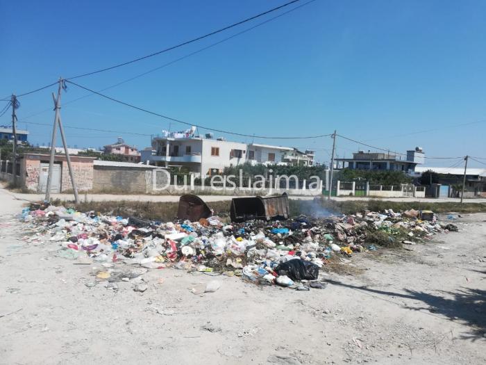 Rruga “Gjelbërimi” në Durrës, e tejmbushur me mbeturina urbane. Kërkesat e banorëve bien në vesh të shurdhët (FOTO & VIDEO)