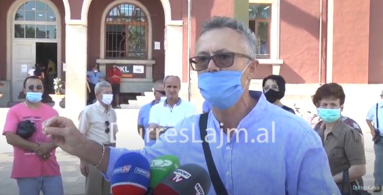 “Duam ekspertizë të thelluar, kemi frikë të kthehemi të jetojmë” – Banorët në Durrës: Do shkojmë deri në Kryeministri (VIDEO)